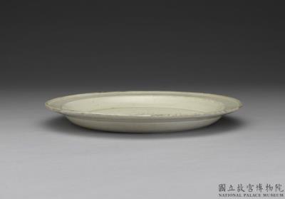 图片[2]-Dish with incised peony decoration in white glaze, Ding ware, Song dynasty (960-1279)-China Archive